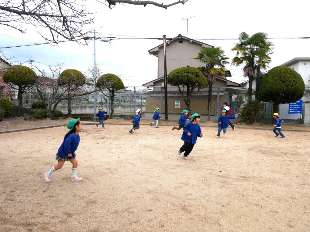 寒くなってきても元気いっぱい！！
みんなで氷鬼ごっこ♡
大人が　「休憩～」　というほど
ずーっと走り続けるキリン組さん
日々のマラソンもどんどん速くなっています