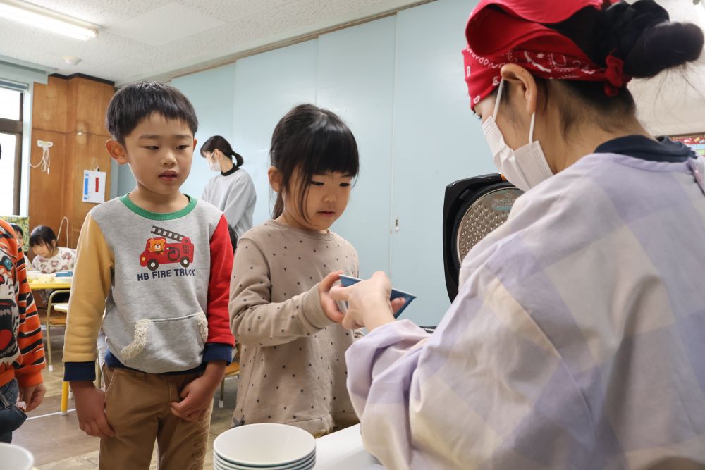 「 いただきます！ 」

田植えから始まり、収穫や脱穀も
みんなでやってきたお米…🌾
ついに食べる日が♡
順番に並んでついでもらいます！
気になって後ろからチラリ👀✨