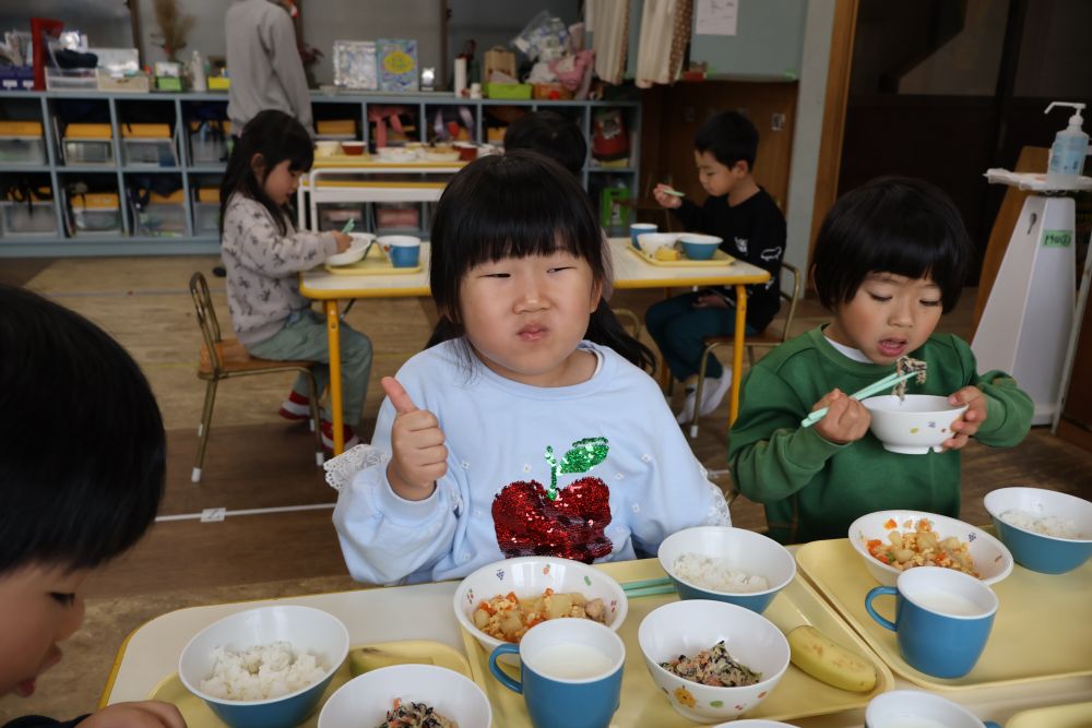 「 うん！おいしい！ 」
いつもよりご飯が進むＣちゃん
美味しさのあまりグッドサイン！👍🏼

口いっぱいにご飯食べる姿が素敵⭐
食のありがたみを実感😌♡
