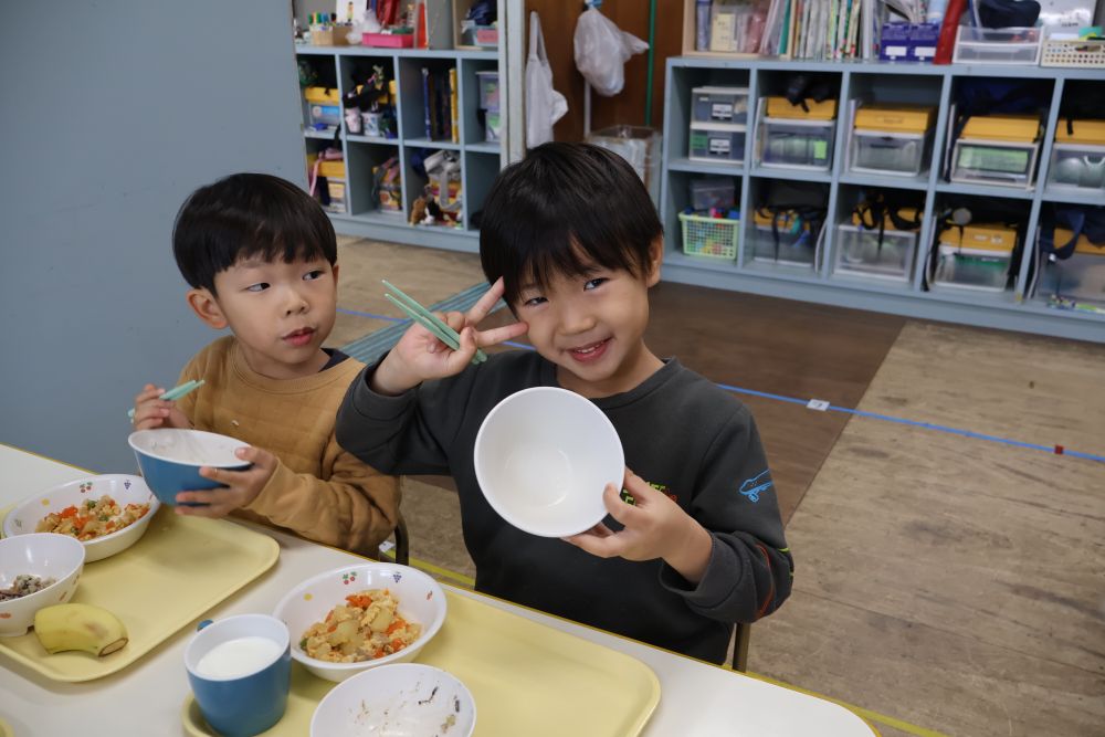「 みて！もうピカピカ！ 」

あっという間にご飯のお皿を
ピカピカにしたＲくん🤤♪

夏の田植えから待ち遠しかったお米！
美味しくできて大満足💡
家でも、お米の感想を聞いてみてください👂🏼
