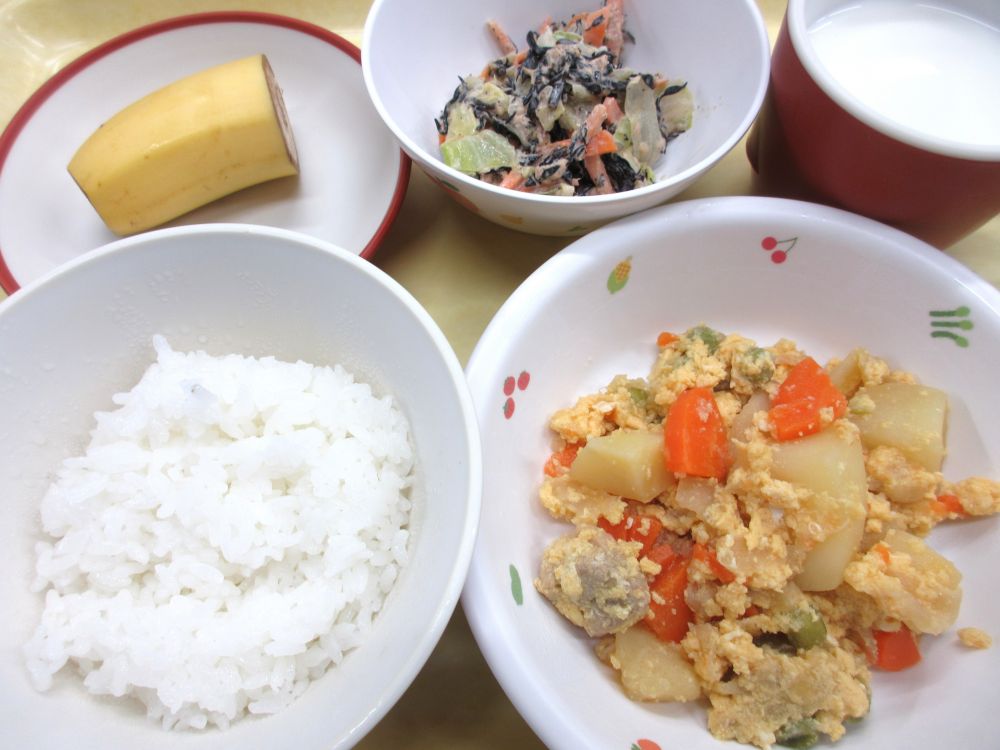 ご飯

親子煮

ひじきサラダ

バナナ

牛乳