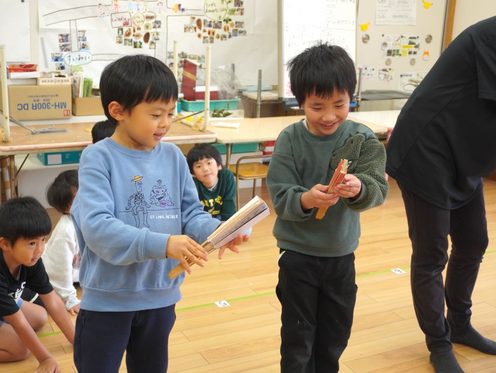 発表会での日本舞踊・・・
扇子…　袴…　着物…
園生活の中で日本舞踊に親しめること・・・
ゆめはうすのキリン組だからこその素敵な経験です♡



「どうやって開くん…」
「開けれるかな？」
「おっあいた！」
初めての扇子にドキドキ♡