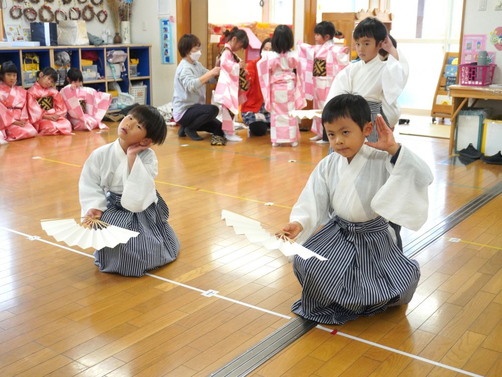 袴を着るともっと踊りにくい…
でもとってもかっこいいです☆