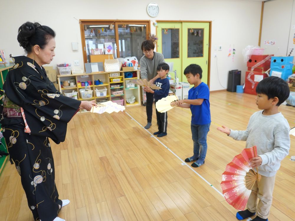 正座での挨拶…　扇子の使い方…　足の形…
日本舞踊ならではの所作を習いました！



日本舞踊の稽古の時間・・・
最初と終わりは正座で挨拶をします！
扇子を「うける」　「ふせる」
手の添え方…　扇子の持ち方…
先生が丁寧に教えてくれました♡