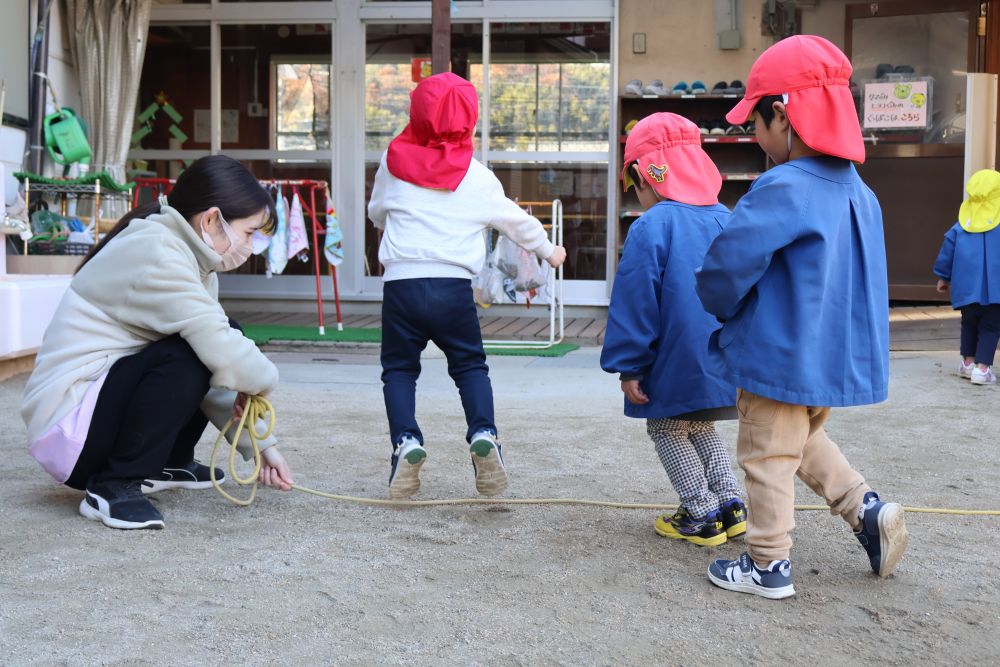 キリン組さんの縄跳びから興味が広がって
挑戦する姿の増えた大縄跳び！

へびやなみはみんな大好き(^^♪

捕まらないように・・・さぁ、跳べるかな～？
ぴょーんぴょん！