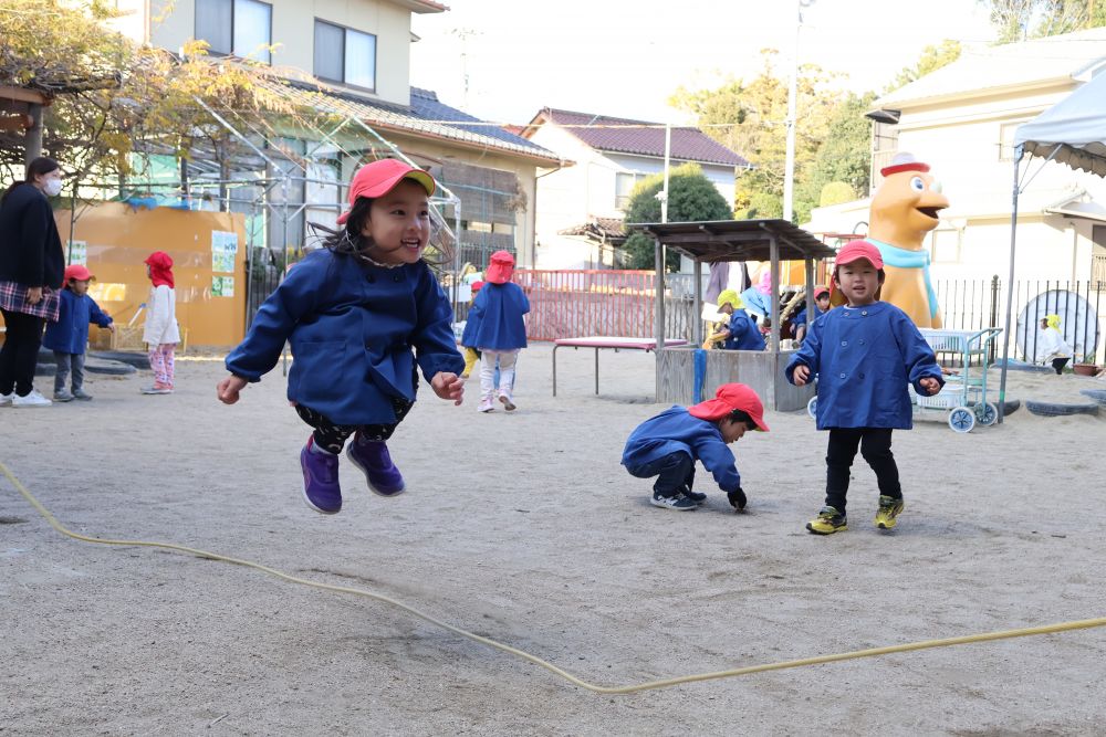 やま跳びもだんだんタイミングがわかってきて、続くようになったよ！

「今、何回とべた～？」
「もういっかい！」

息をきらせながら何回も挑戦！
準備はいいかな？ぴょーんぴょん！

