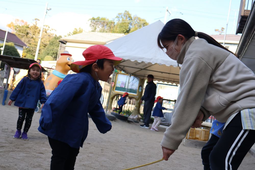 一生懸命どんどん跳んで、勢い余って先生の目の前✨(笑)
ひっかかっても楽しくなって、この笑顔♡

体もぽかぽかになるね～！
みんなで楽しいね！をいっぱい見つけながら、寒さに負けずいっぱい遊ぼうね！