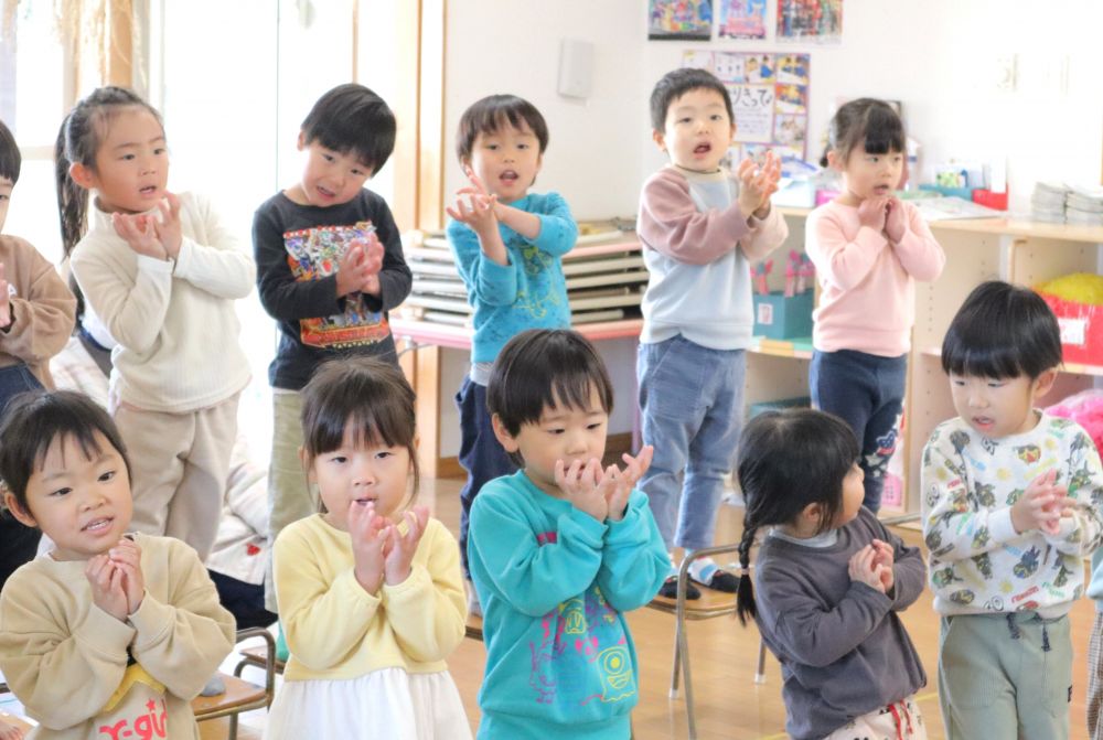 季節ごとにみんなで歌った歌はどれも楽しい思い出に・・・
『この歌好きなの～！』
『前に歌ったやつよ～！』
大好きな歌がどんどん増えていっています♡



♪さいた～さいた～チューリップの花が～♪
進級したばかりでまだ少し不安だった4月・・・
このうたを歌って友達や先生と仲良くなったよね♡
