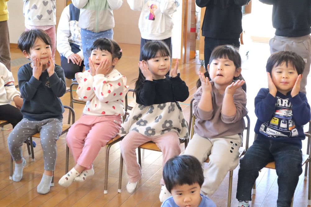 ♪ぽっぽっぽっ・・・ぽっぽっぽっ♪
１２月・・・季節は冬に
口から吐く息が白いことに気付き
『見て～！！真っ白よ』
気付いた事を嬉しそうに話してくれたね