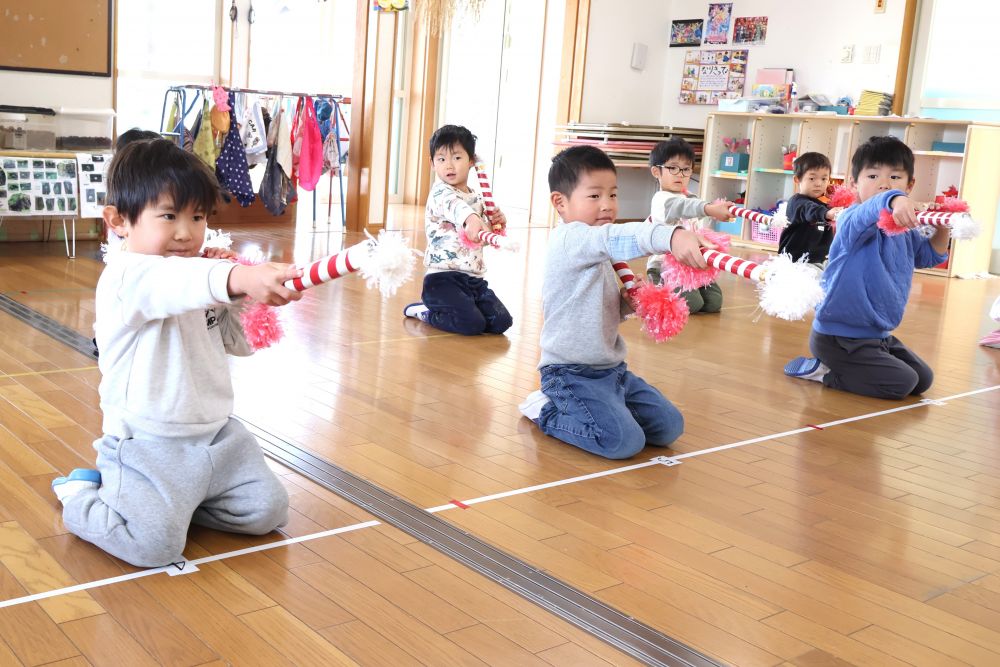 みんなで繰り返し銭太鼓をやってみる中で・・

「手はピン！ってのばす。その方がかっこいいから！」
「〇〇ちゃん、かっこよかったね！」
「大きな声でヤー！って聞こえてた！」

友達の姿を見て
いい所を伝えたり、認め合ったり・・
子ども同士の関わりが良い刺激になっています♡
