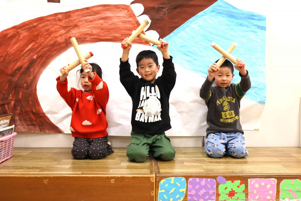 経験したことや知ったことなど
他の遊びにもつなげて・広げて友達と一緒に楽しむ

ベッチャーを取り入れた遊びをする姿もあり
お面やオリジナルの棒を作って
ベッチャーごっこを楽しむ姿も

「なんかバチ持ったら、祭りみたい！」
「ベッチャーの祭りみたいで楽しいね♪」
「♪　ベッチャーベッチャーベッチャーベッチャ～！　♪」
