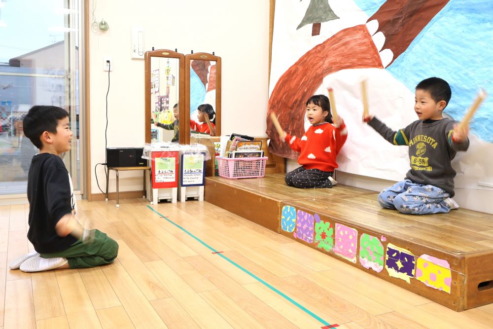 「教える人と舞台でやる人に分かれてやろう！」
「いいね～！楽しそう！」
「お家の人にかっこいい所見せたいけえね！」
「ヨイヤッサー！ヨイヤッサー！」

