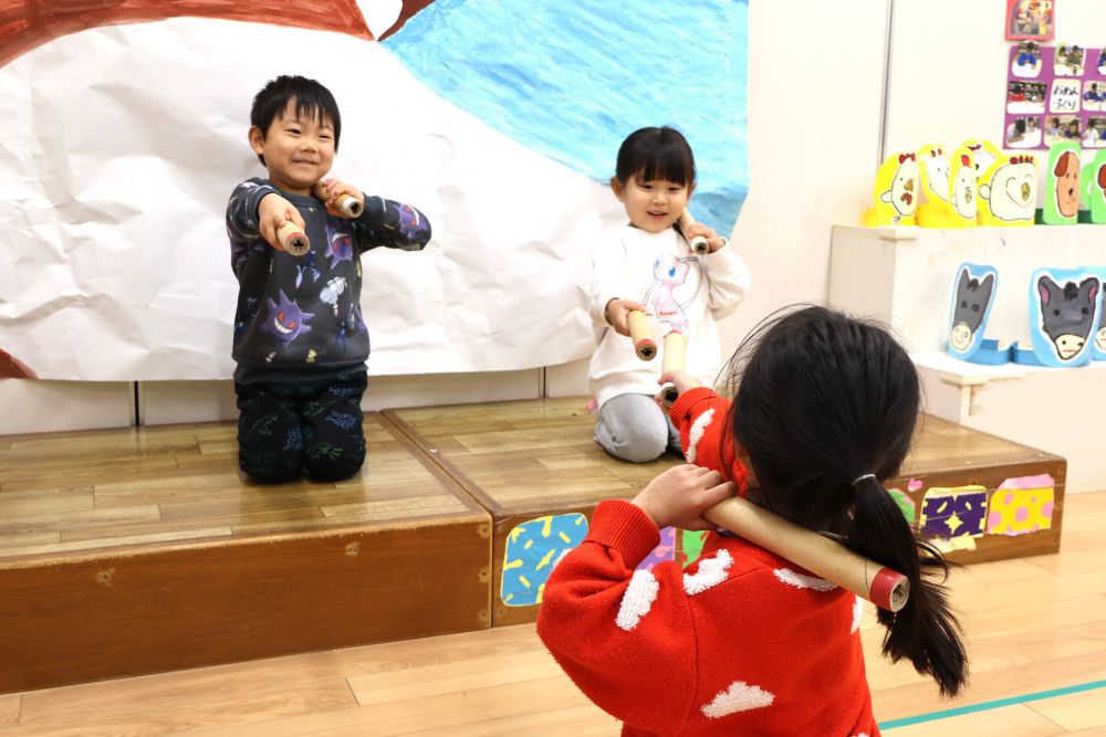 振り付けが分からず困っている友達がいると
「Ｕちゃんが教えてあげるよ♡」
「ここはこうやって！！」「そう！！」
「なんかみんなですると楽しいね♪」

繰り返し遊びの中でもしてみることで自信がつく姿☆