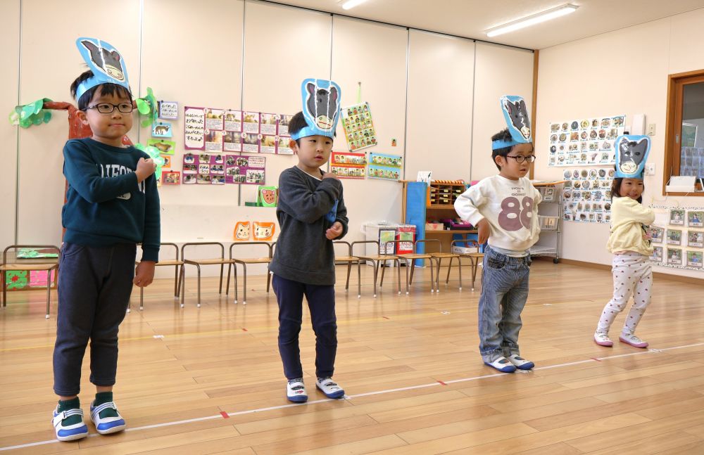 歌って、踊って、なりきるオペレッタ
体を思いきり動かしながら
表現することを楽しむ♪



　「肩が痛い～♪」
歌詞に合わせて振り付けを
覚えながら踊ってみる！