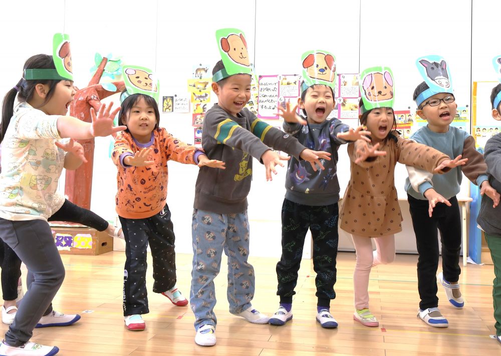 　「わ～！！」
息を合わせてどろぼうを驚かせる！
みんなの声がひとつになって
どろぼうもびっくり！