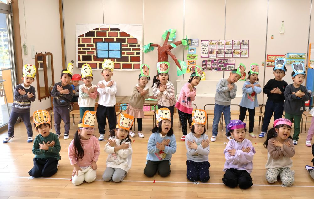 アイディアを出し合いながら
振り付けを考えたエンディング♪
体を揺らしながらリズムに乗って
夢中になる♡