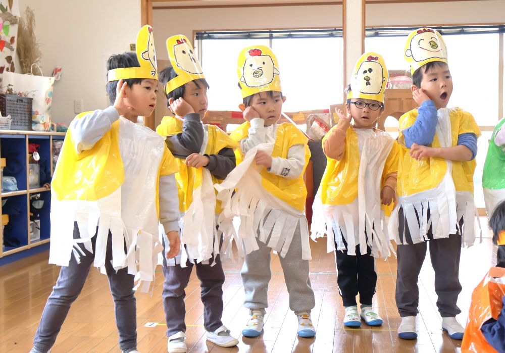 友達と一緒に取り組むと
楽しさや達成感をさらに感じる…♡



　「なにになりたい～♪」
衣装を着るとさらに気持ちが高まる！
少しずつ自信もついてきて、
体の動きもどんどん大きく！！