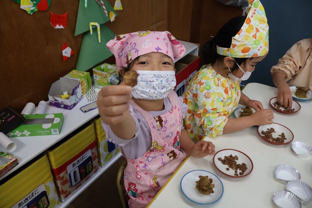 形ができたら後はチョコフレークを
さしていきます！
「 こっちのほうが大きい！ 」
「 これハート！🤍 」
みんなさす場所を迷いながらも
友達と比べ合って楽しそうな雰囲気😌🎶

最後は、給食先生に粉砂糖を
ふりかけてもらったら、完成！☻
