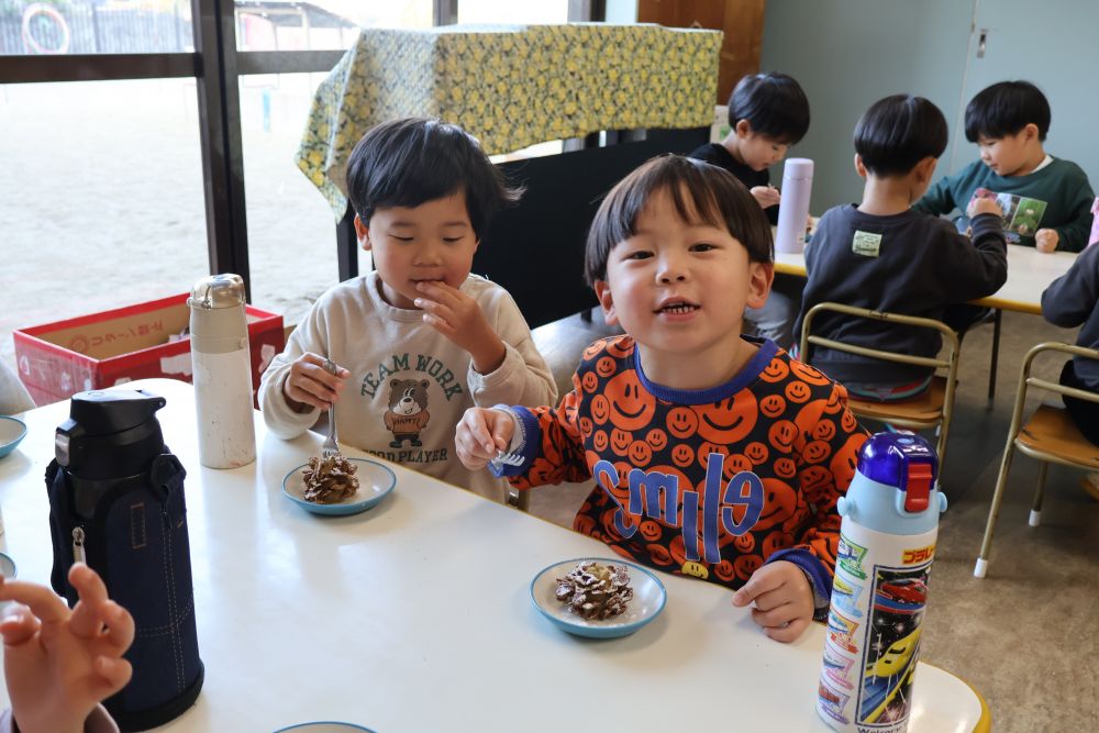 エプロンを片付けたら準備完了⭐

いただきますと同時に食べ始める
ゾウ組さん❣️雪のかかった松ぼっくり！
「 おかわりあるんかな？ 」
「 うま！甘いね！ 」
楽しそうな声がたくさん聞こえてきます👂🏻🎶

みんな大満足の表情！
簡単なので、家でも作ってみてください🎼
