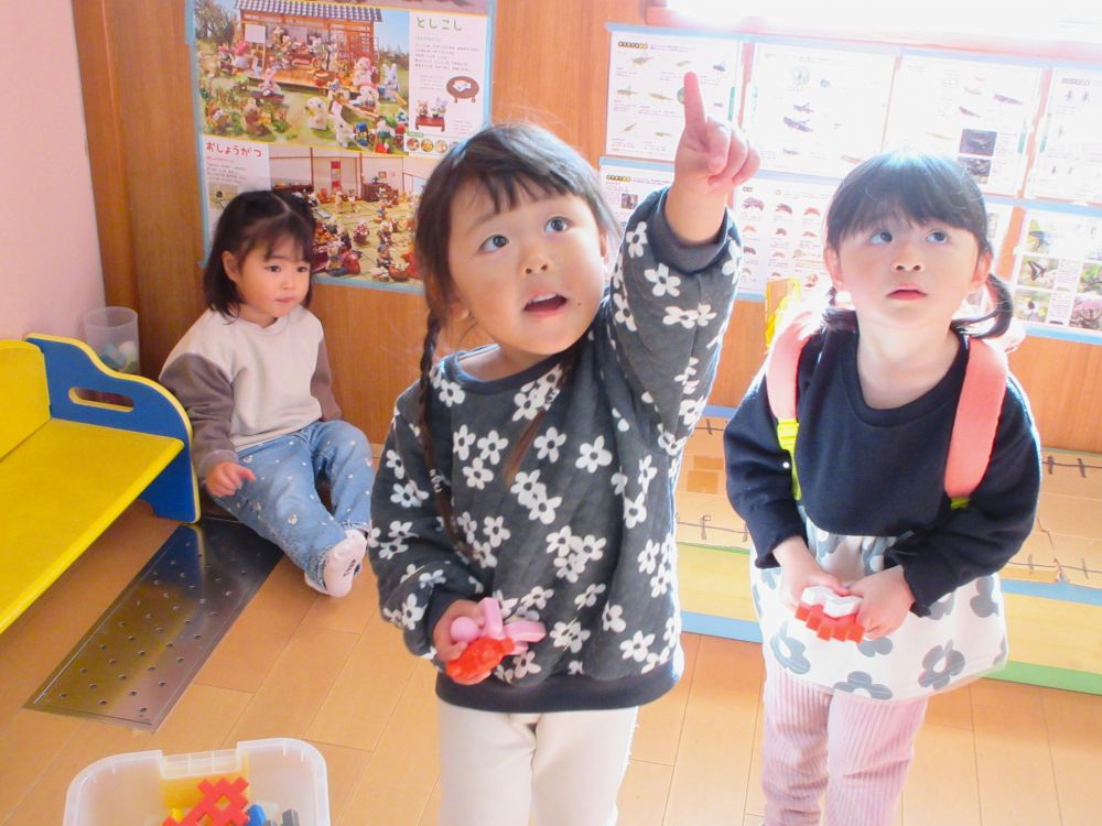 遊びの中での小さな発見！
「なんで？」「どうやったらできる？」
自分達で考えたり、思い付いたことを試したり・・・　
気になったことを探求することを楽しんでいます


「あ！なんか光ってる！？」
天井に白い光が出現！！

「なにこれ？」「ユラユラしとる～！」「おばけじゃない？？」
Nちゃんの気付きに、友達も集まって興味津々！
光の正体をみんなで相談して考え中・・・

