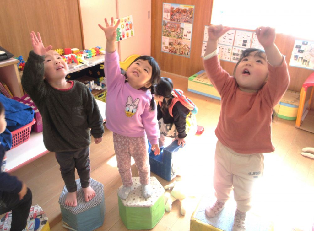 「近くで見たい！」　「触ったら分かるかな？」
手を伸ばしてみるけど・・・　届かない！

「あとちょっとになった！！」
”知りたい！”　そんな思いから、椅子を持ってきたり、ジャンプしてみたり
自分達で思い付いたアイデアを試してみる！！





