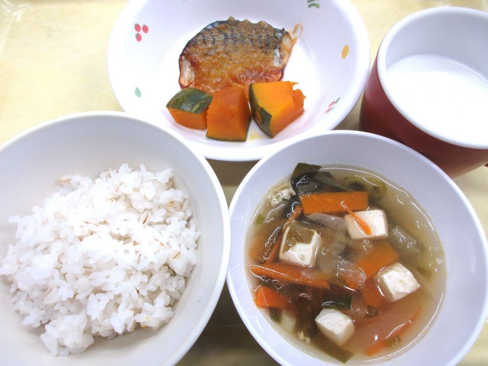 麦ご飯

さばのゆず味噌焼き

かぼちゃの煮物

豆腐とわかめのすまし汁

牛乳