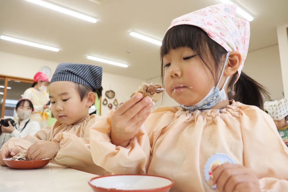 自分で作るとなぜこんなに美味しいの？
しっかりと味を確かめながら食べます
