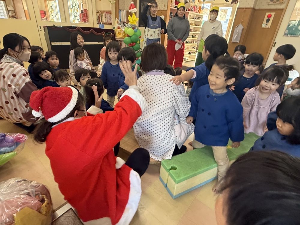 今日は少し早めのクリスマス会をしました。
あいはうすにサンタさんとトナカイさんが遊びに来てくれました！！

けど、大事な服と帽子とツノを忘れてきちゃった💦

みんなで探して見つけました！！


