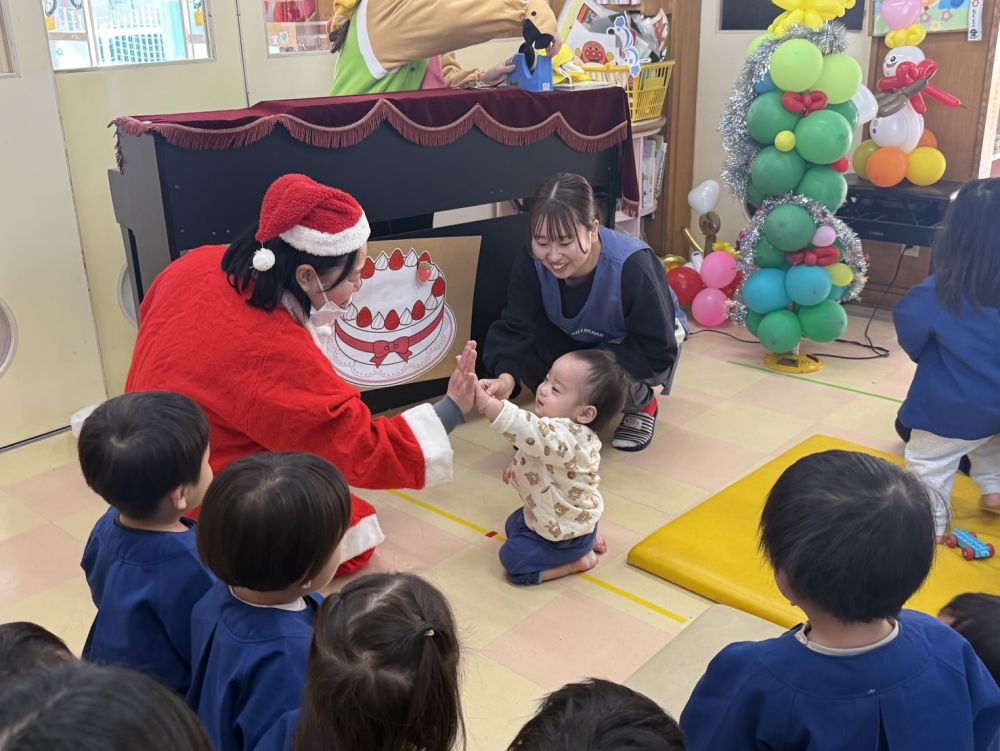 無事に見つかったのでみんなでクリスマスケーキを作りました！
いちごをトッピングしてくれたIくん。
サンタさんとハイタッチ🙌🏻