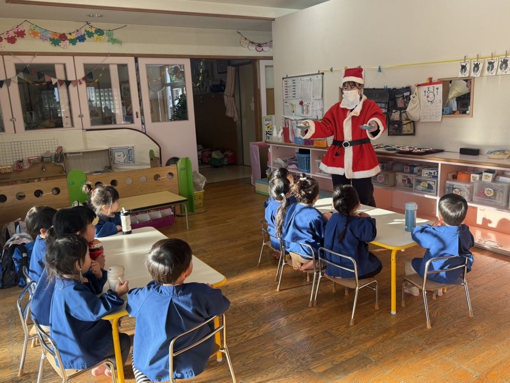 3時のおやつでサンタさんからクリスマスケーキのプレゼントをもらいました！

みんなあっという間にお皿ピッカリンになりました✨️