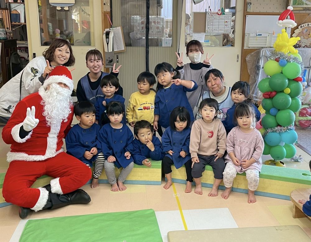 お誕生日会＆クリスマス会をしていたら…

サンタさんが遊びに来てくれました✨️
あわてんぼうのサンタクロースだね🎅🏻´-
たくさんお話して、仲良しになったよ♡
発表会の日も来てくれるんだって♪

みんなで一緒に写真を撮りました📸✨️
🐻‍2歳児 クマ組🐻‍