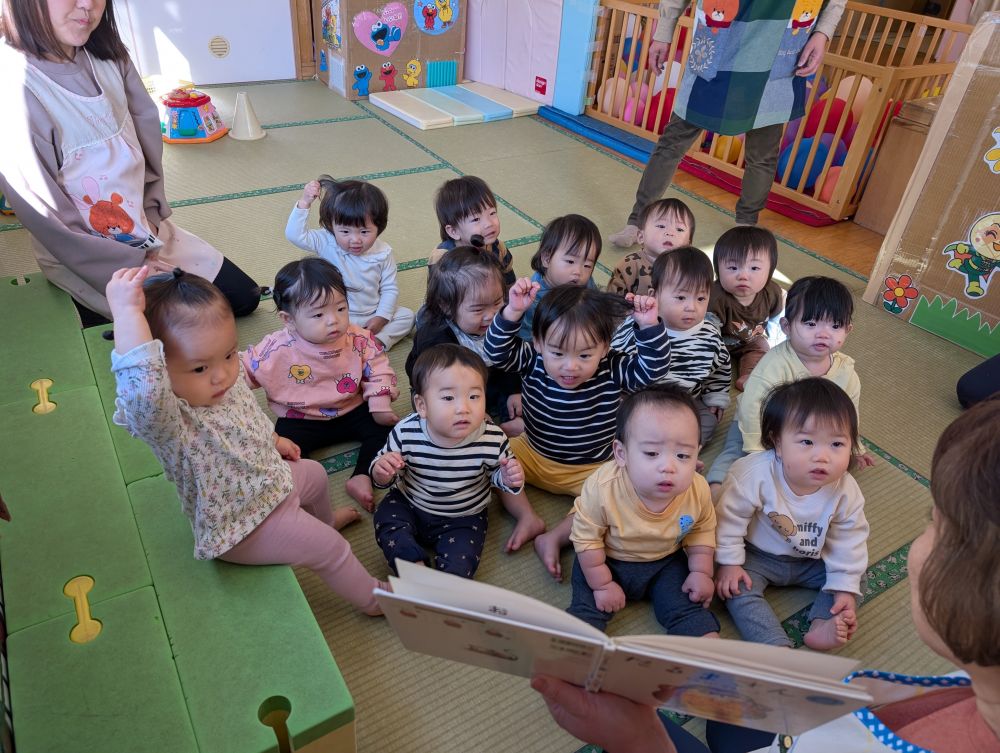 ０歳児　　
　『だるまさんの・・・』　

子ども達が大好きなだるまさんシリーズ３部作の１つです。
『だるまさんのめ』と言ったらみんなで目を指さします。

　『手』『歯』と、次々と体の一部が描かれていて、
リズミカルな楽しい繰り返し絵本です。
どうぞ家族で当てっこしながら、一緒に楽しんで見てくださいね♡