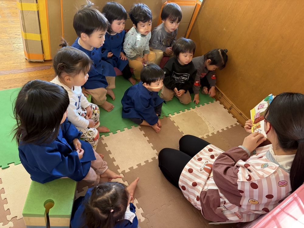 1歳児
　『ノンタン ぶらんこのせて』

ぶらんこを中々変わってくれないノンタン😭
みんなで数を数えたあと、

「か〜わって〜！」

と声に出しながら楽しんでいます!!
