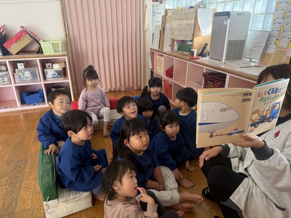 2歳児
　『どんなくるまにのるでしょう？』

クマ組さんが好きな働く車が沢山出てくる絵本です。

「救急車まだかな？」
「あ！パトカー！」
とみんなそれぞれお気に入りの働く車がでてくるのを
ワクワクしながら見ています！！





