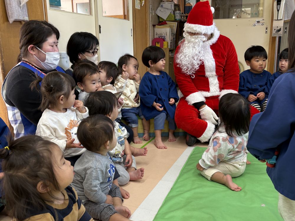 今日はお誕生日会をしていると、、、
サンタさんが遊びに来てくれました♪♪
とっても愉快なサンタさんで
たくさんお話をしてくれたよ～
