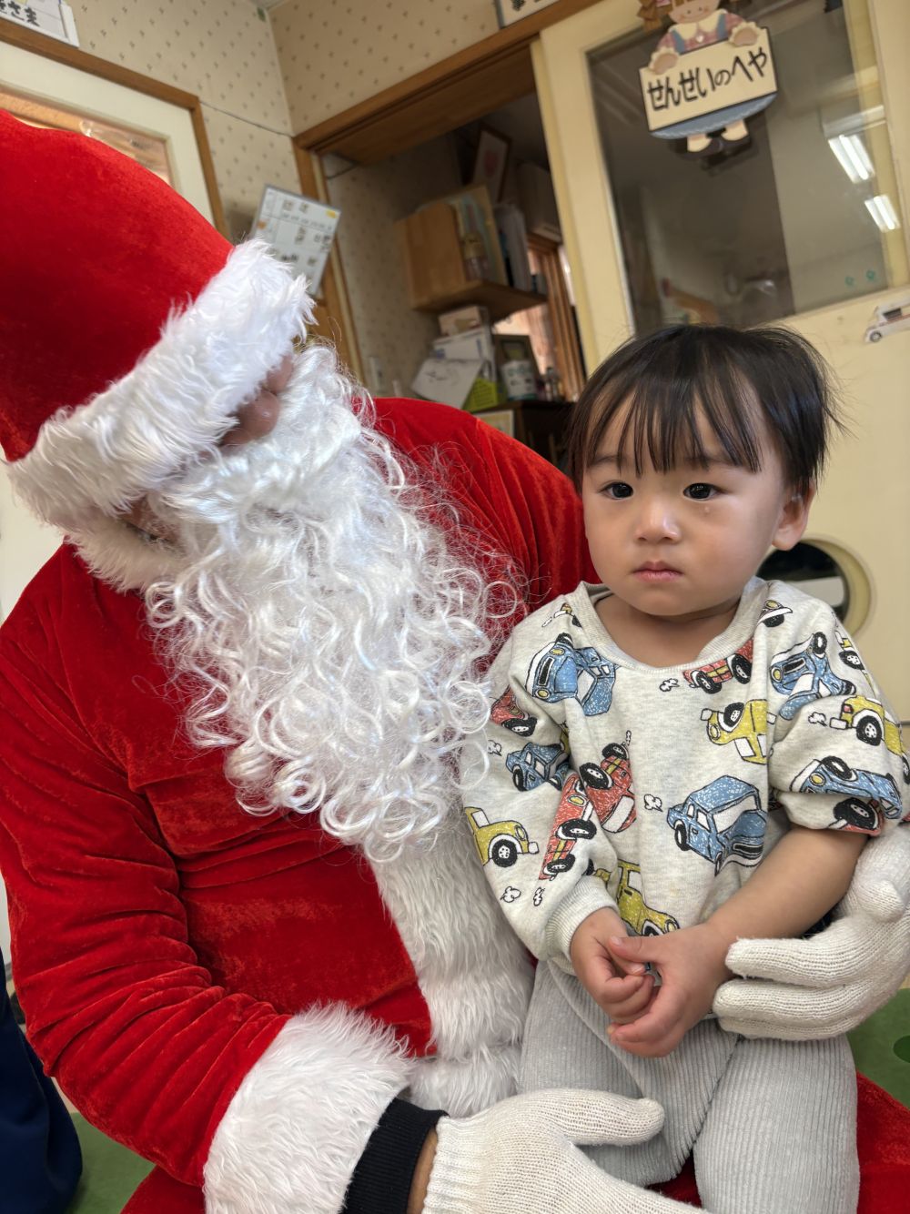 初めは涙がでてたけど
サンタさんとツーショット♡
抱っこしてもらったね♪
