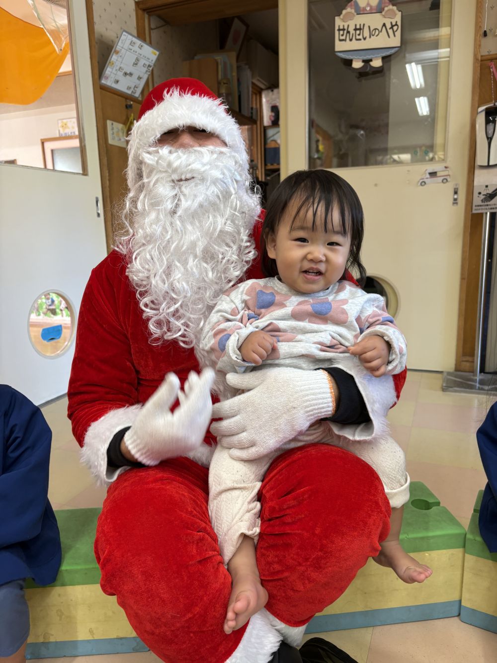 サンタさんに近づいてハイタッチをしたＮちゃん
ニコニコ笑顔でハイチーズ😀