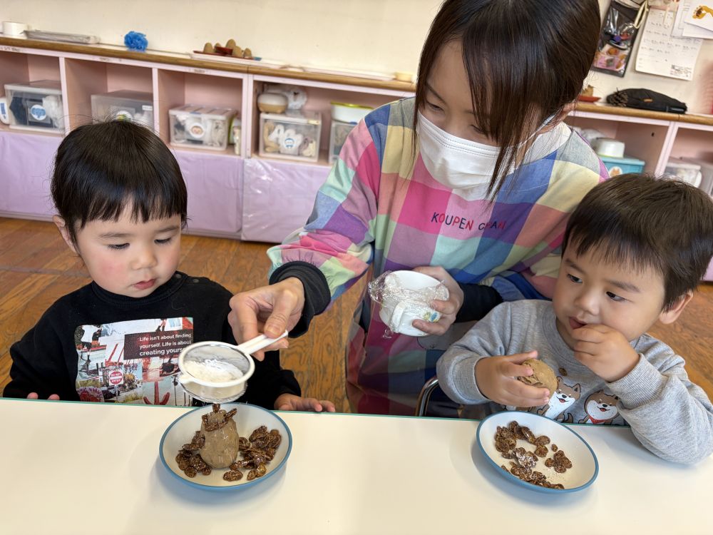 最後に給食先生に粉糖をふってもらい完成！！

自分でつくったおやつおいしかったね😊