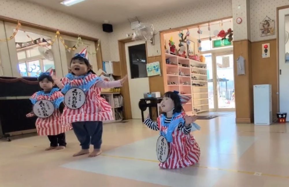 『なんでやねん体操』

大好きな絵本『なんでやねん』
の、体操を踊るよ🕺

可愛い衣装に注目です🫶

当日は、緊張していると思いますが、
温かく見守ってあげてくださいね🥰