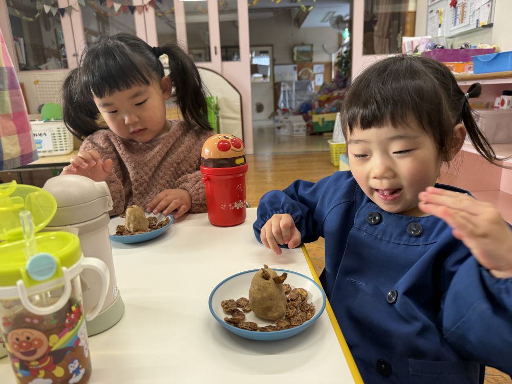 おやつの時間に、
プチクッキング🎶

シスコーンをさして、
自分でデコレーションをして…