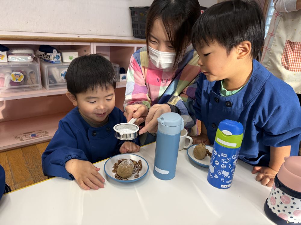 給食先生に、魔法の粉をかけてもらいました⛄️

『ゆきだ～❄️』と、目をキラキラさせて✨️