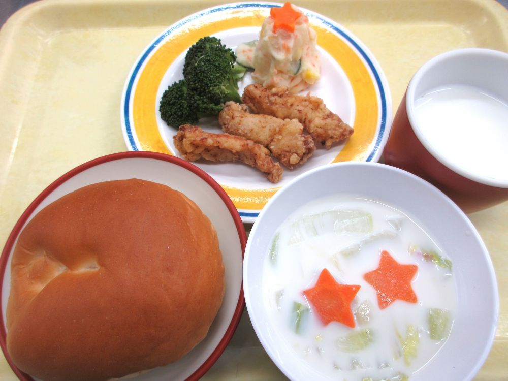 ロールパン

Xmasチキンスティック

ゆでブロッコリー

ポテトサラダ

白菜のミルクスープ

牛乳