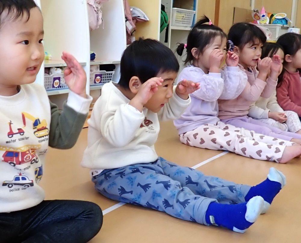 歌『四季のメドレー』
♪～ないてはドジョウをこまらせた♪

元気な歌声とかわいい手振りを
お見逃しなく📸