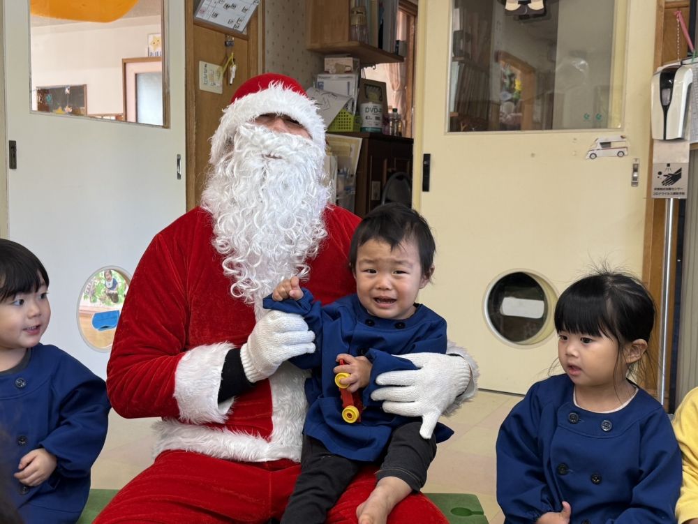 あいはうすにあわてんぼうのサンタが
遊びに来てくれたよ！！
お話したり、ちょっとびっくりしたりしたよ🎅
