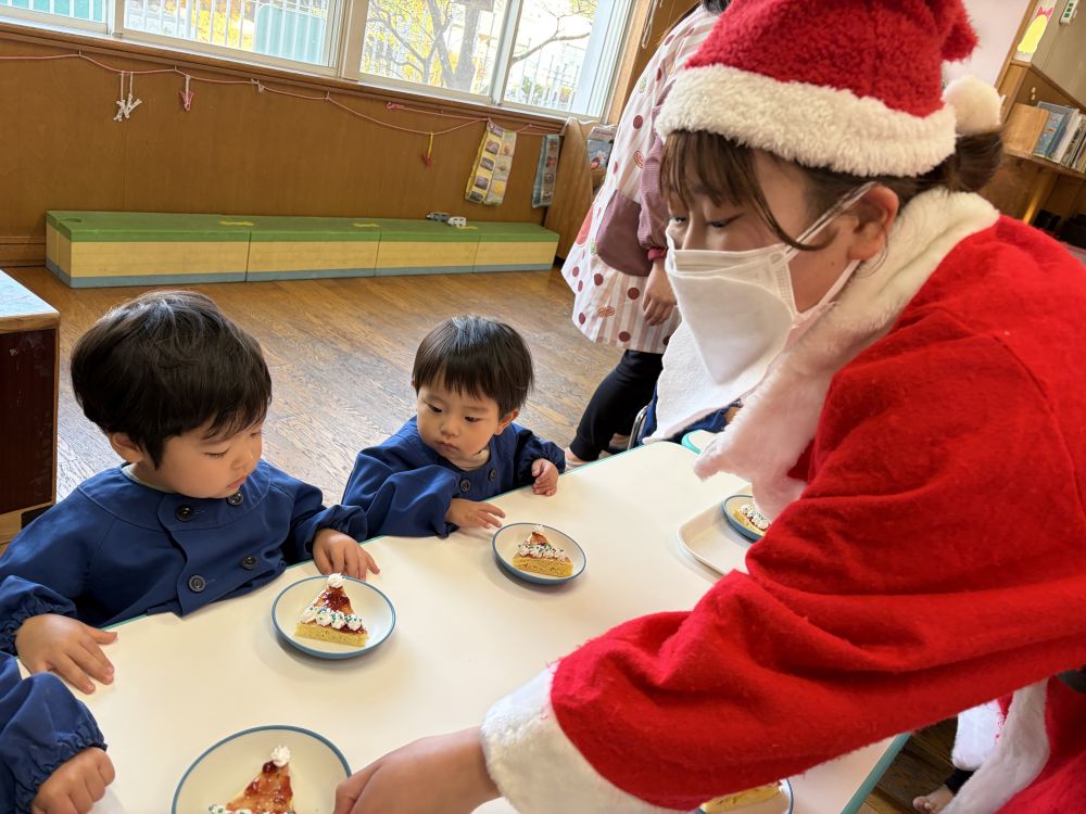 お昼のおやつ・・・
サンタさんが配ってくれたよ🎅
とってもかわいいXmasパンケーキでした！

少し早いけどクリスマス楽しみました😊

