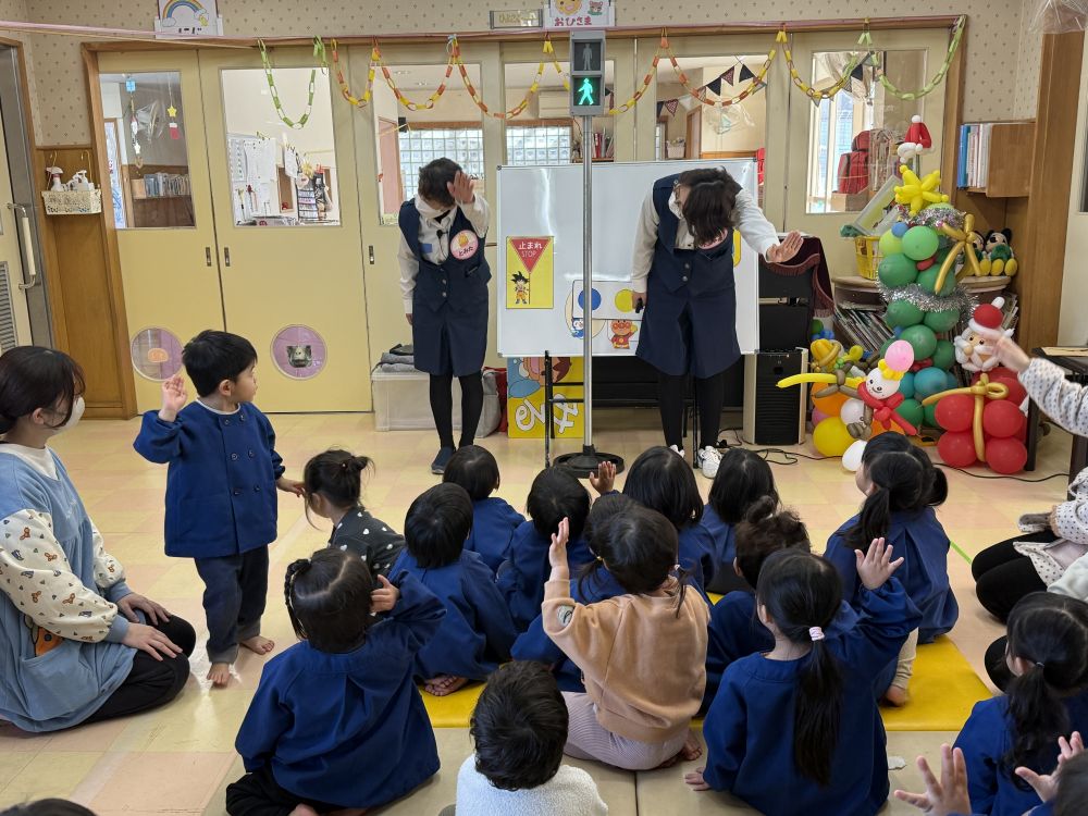 交通安全教室がありました👮🏻

信号機、道路標識などのクイズ…
分かりやすいイラストで、
みんなしっかり聞いていました👂