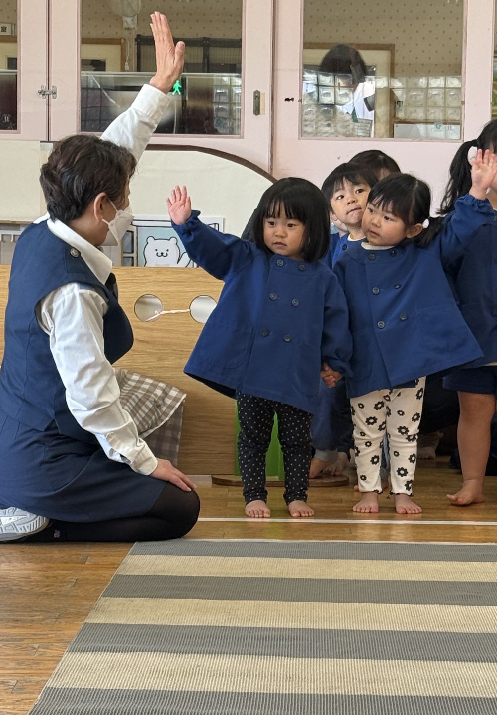 横断歩道の渡る練習をしました☺️

『てをあげて みぎみて 
             ひだりみて わたりましょう✋』

上手に渡ることが出来ました🎶

お散歩に行った時も、上手に渡ろうね😉