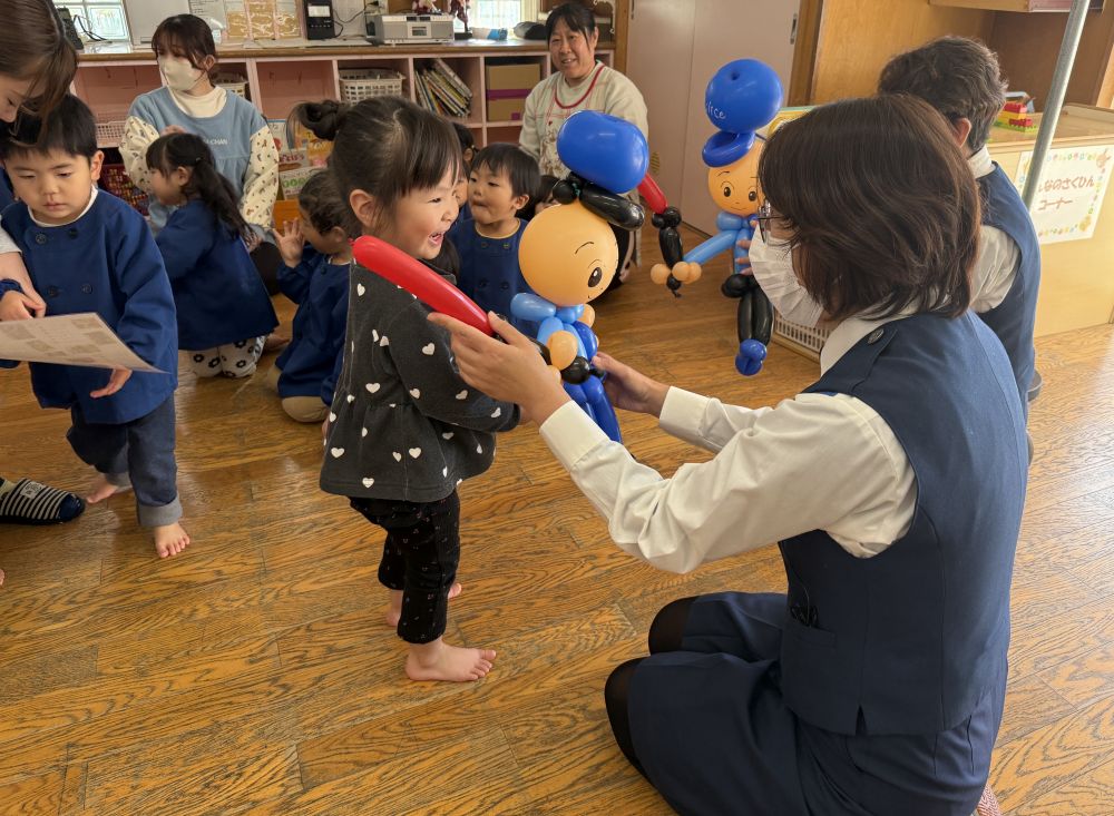 お礼に、おまわりさんの風船と、
あいはうすカレンダーをプレゼントしました🎁
とっても喜んでくださいました！！
