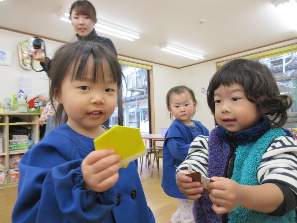 今日はクリスマスイブの日♪

クマ・ヒヨコ組さんのところにもサンタさんが隠してくれた
プレゼントがありました🎁

「どこかな？」　「あったよ！」
とプレゼントを見つけ、友達と喜びを共有し合っています♡
