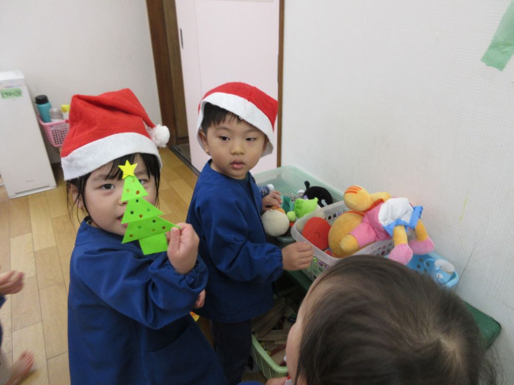 今度は、かわいい小さなサンタさんがプレゼントを隠してくれました！

優しいサンタさんは、友達が見つけられずに困っていると、
「ここだよ！」と教えてくれながら「どーぞ」と渡してくれました😊